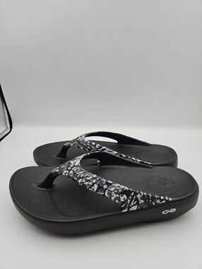 OOFOS Black & White Printed Strap Flip Flops